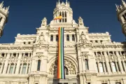 Nueva condena judicial a una institución pública por exhibir la bandera LGBT en España
