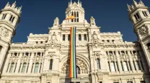 Exhibir insignias LGBT en los edificios públicos de España es contrario a la ley. Crédito: Dominio Público/ Pxhere.
