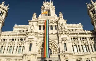 Exhibir insignias LGBT en los edificios públicos de España es contrario a la ley. Crédito: Dominio Público/ Pxhere. 