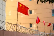 Banderas chinas en un muro de alambre en Kashgar (Kashi), Xinjiang, China