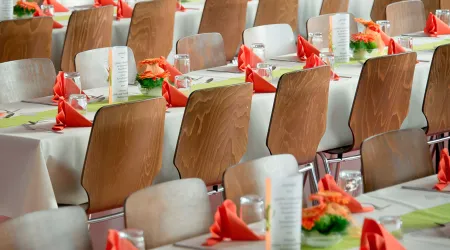 Novia convierte la recepción de su boda cancelada en banquete para indigentes