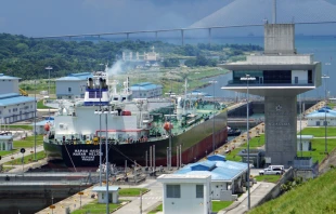 Un barco cruza las esclusas de Agua Clara, Gatún, Canal de Panamá. A la derecha la Torre de Control de las esclusas. Crédito: Mariordo (Mario Roberto Durán Ortiz) / (CC BY-SA 4.0).