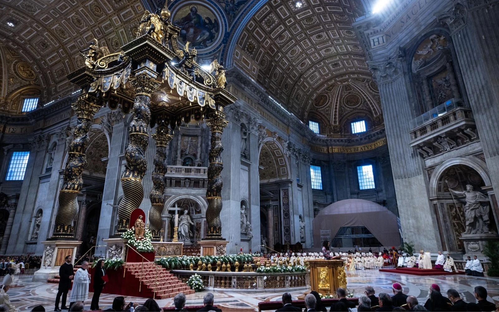 La Basílica de San Pedro durante la Misa de la Solemnidad de la Inmaculada Concepción, con el baldaquino de Bernini y el altar papal decorado con flores blancas, el 8 de diciembre de 2024.?w=200&h=150