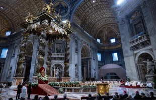 La Basílica de San Pedro durante la Misa de la Solemnidad de la Inmaculada Concepción, con el baldaquino de Bernini y el altar papal decorado con flores blancas, el 8 de diciembre de 2024. Crédito: Daniel Ibáñez/EWTN News.