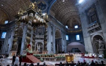 La Basílica de San Pedro durante la Misa de la Solemnidad de la Inmaculada Concepción, con el baldaquino de Bernini y el altar papal decorado con flores blancas, el 8 de diciembre de 2024.