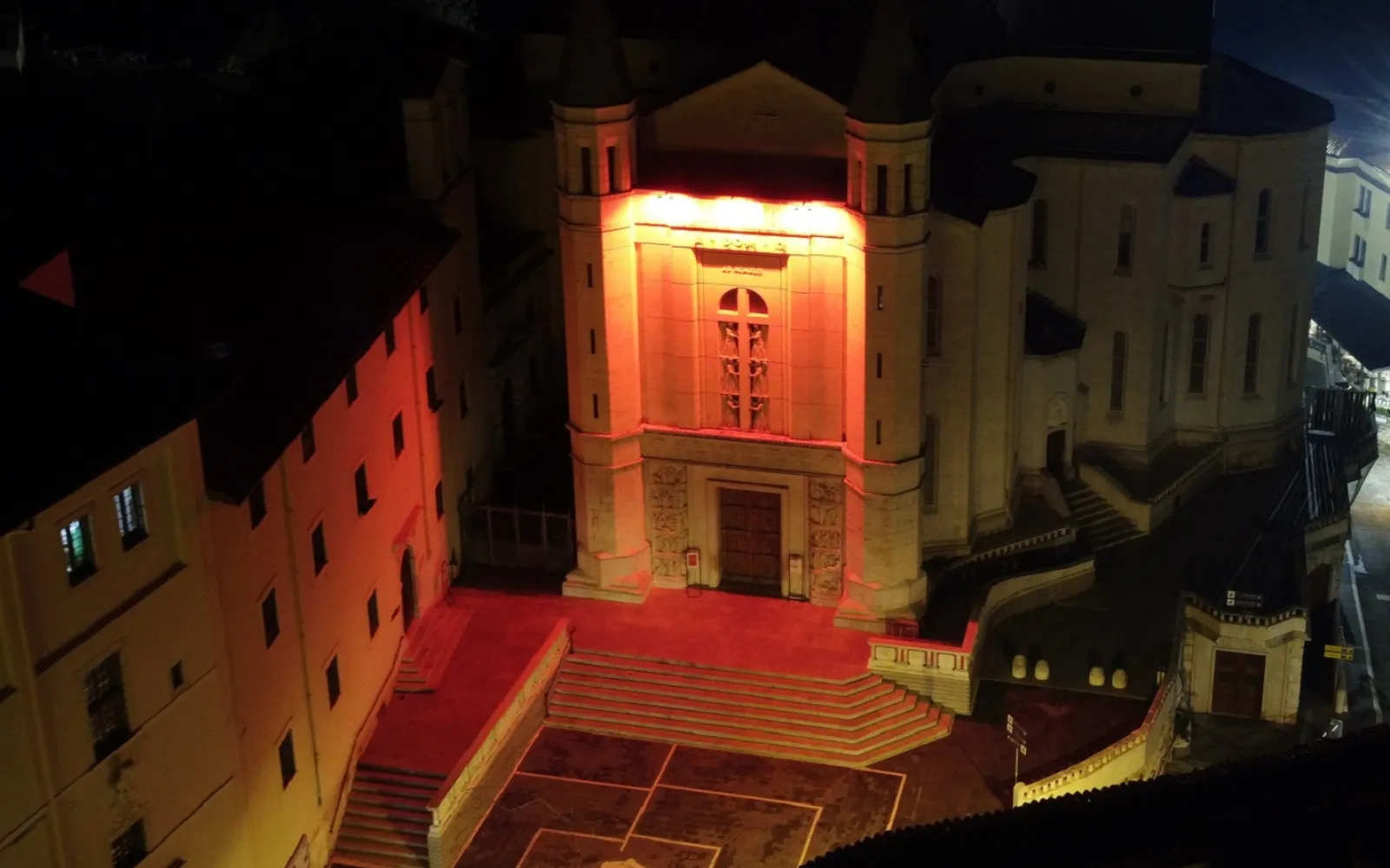 Basílica de Santa Rita de Casia (Italia) iluminada de rojo.?w=200&h=150