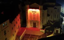 Basílica de Santa Rita de Casia (Italia) iluminada de rojo.