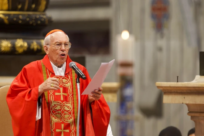 El Cardenal Giovanni Battista Re presidió la Misa por la elección del Pontífice antes del inicio del cónclave