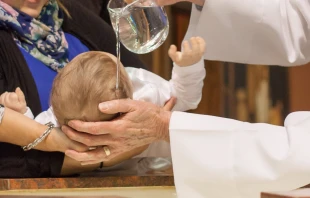 Imagen referencial de un bautizo. Crédito: Pixabay.