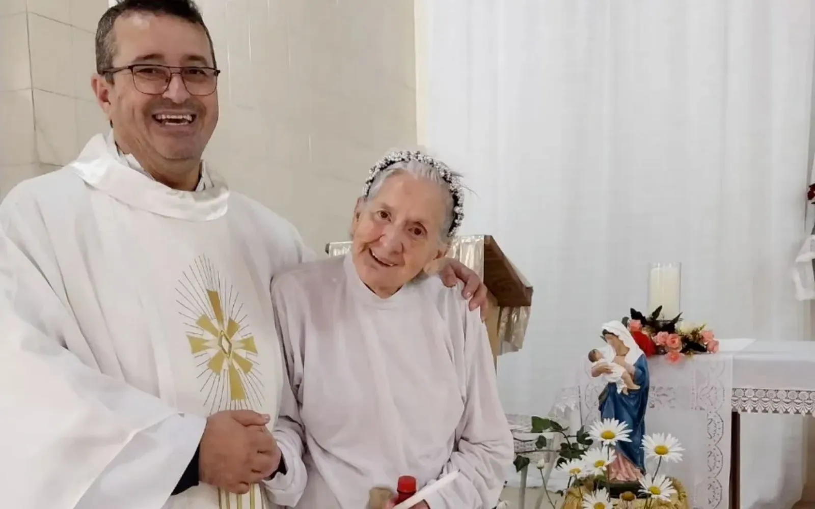 Tânia Mari fue bautizada por el P. Carlos Henrique Machado Fernandes en la capilla del asilo Santa Isabel.?w=200&h=150