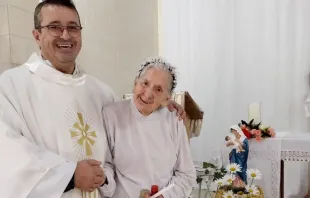 Tânia Mari fue bautizada por el P. Carlos Henrique Machado Fernandes en la capilla del asilo Santa Isabel. Crédito: Facebook/Asilo Santa Isabel.