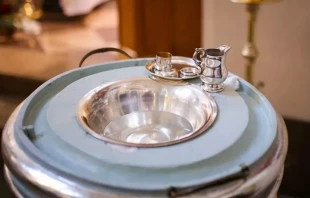 Foto referencial de una pila bautismal. Crédito: Burkin Denis / Shutterstock