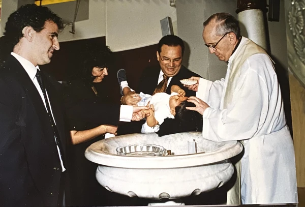 Jorge Mario Bergoglio bautiza a José Luis, hijo de Marcelo Pivato. Crédito: Marcelo Pivato