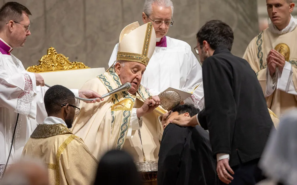 El Papa Francisco bautiza y confiere la Confirmación a 8 personas en la Vigilia Pascual de este Sábado Santo 2024 en el Vaticano.?w=200&h=150