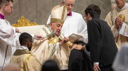 El Papa Francisco bautiza y confiere la Confirmación a 8 personas en la Vigilia Pascual de este Sábado Santo 2024 en el Vaticano.