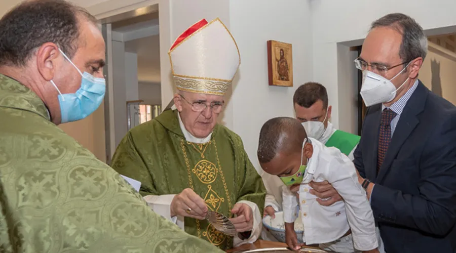 Cardenal Osoro bautiza a uno de los pequeños. Crédito: Archidiócesis de Madrid (España).