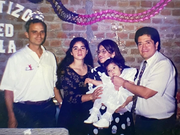 El P. Robert Prevost en el bautizo de Mildred. Crédito: Mildred Camacho