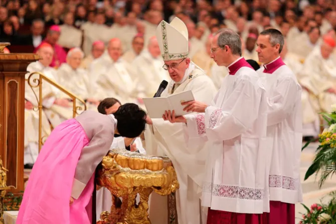 Papa Francisco bautiza doce nuevos cristianos durante la Vigilia Pascual en el Vaticano