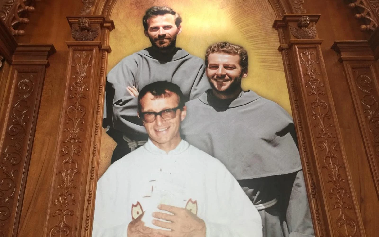 Los beatos mártires Michał Tomaszek, Zbigniew Strzałkowski y Alessandro Dordi, en una imagen en la Catedral de Nuestra Señora del Carmen y San Pedro Apóstol, en Nuevo Chimbote, Áncash (Perú).?w=200&h=150