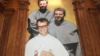 Los beatos mártires Michał Tomaszek, Zbigniew Strzałkowski y Alessandro Dordi, en una imagen en la Catedral de Nuestra Señora del Carmen y San Pedro Apóstol, en Nuevo Chimbote, Áncash (Perú).