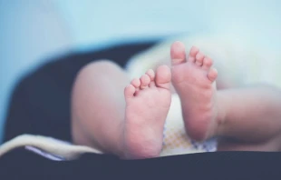 Foto referencial de los pies de un bebé. Crédito: Janko Ferlic / Unsplash.