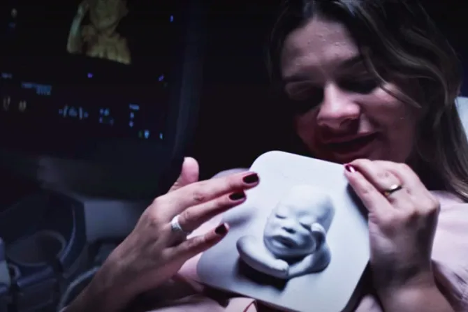 Madre invidente descubre el rostro de su bebé gracias a impresora 3D [VIDEO VIRAL] 