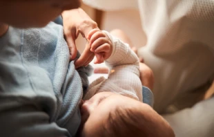 Imagen referencial de madre cargando a su hijo en brazos. Crédito: Shutterstock
