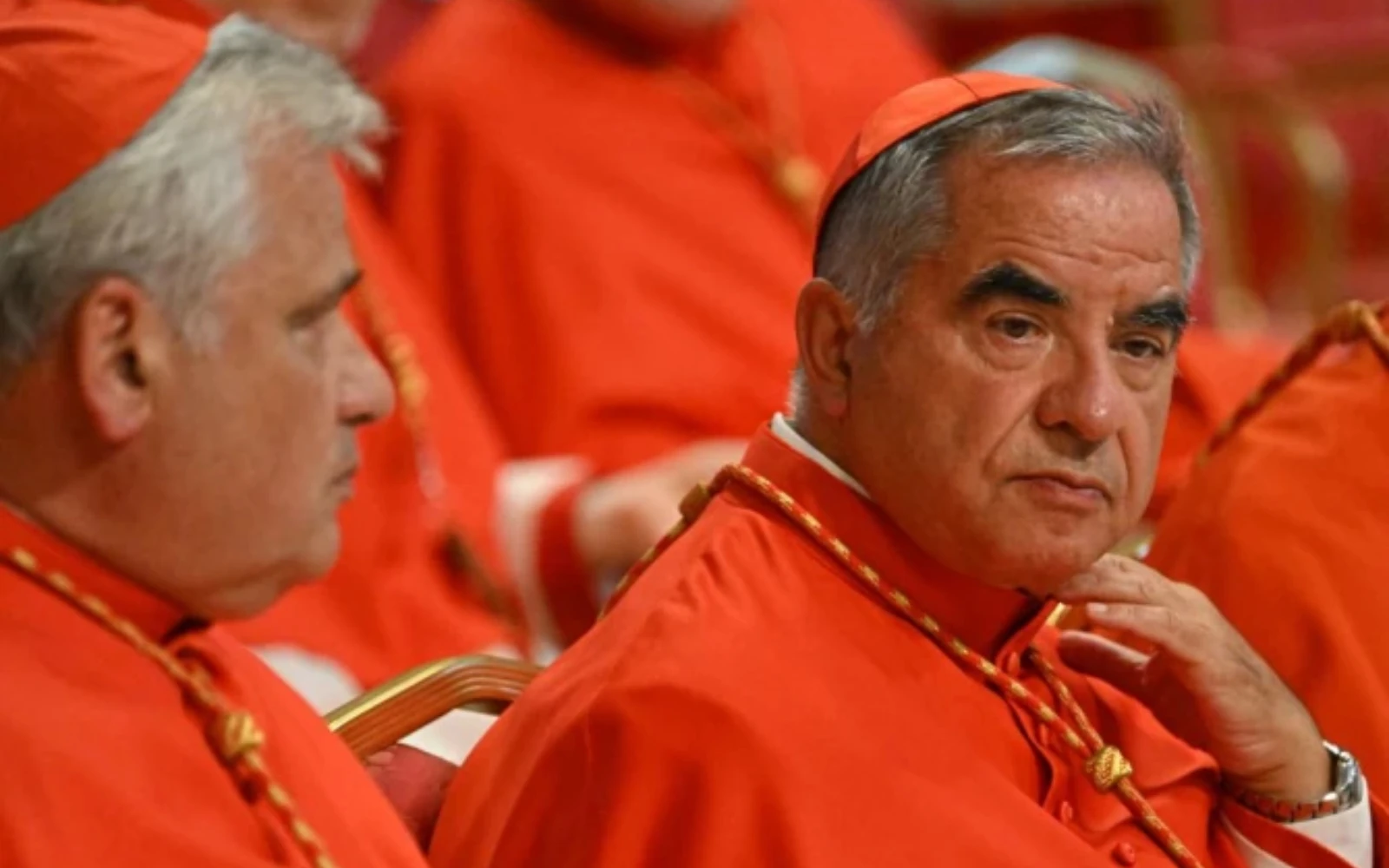 El cardenal italiano Giovanni Angelo Becciu (derecha) ,el 27 de agosto de 2022 en la Basílica de San Pedro del Vaticano.?w=200&h=150