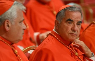 El cardenal italiano Giovanni Angelo Becciu (derecha) ,el 27 de agosto de 2022 en la Basílica de San Pedro del Vaticano. Crédito: ALBERTO PIZZOLI/AFP via Getty Images