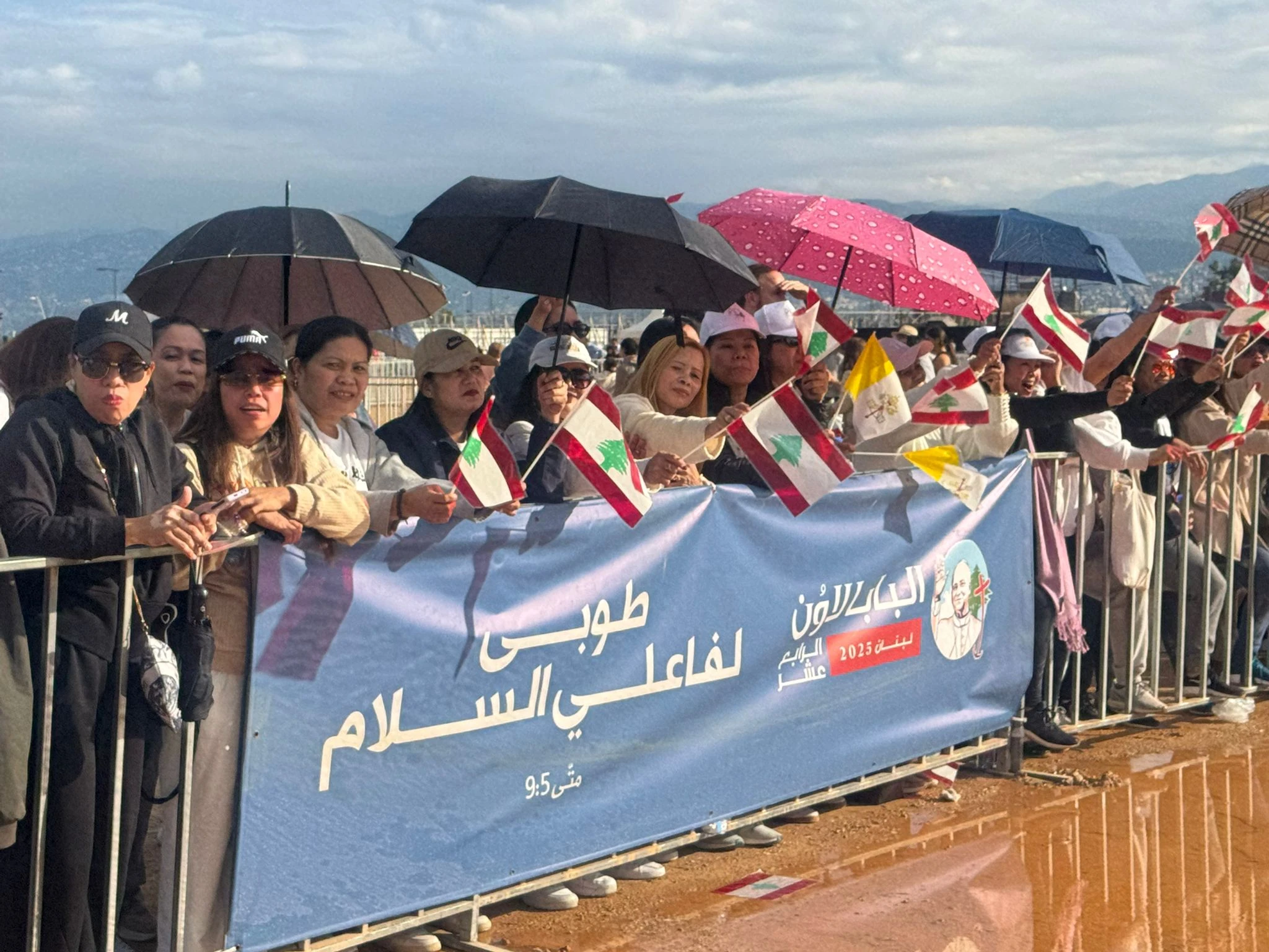 Multitudes de personas se están dirigiendo al Beirut Waterfront para la última Misa del Papa en Líbano. | Crédito: AIGAV