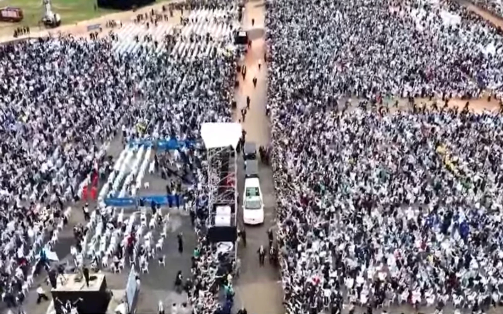 En la última cita de su histórico primer viaje papal, León XIV celebra la Misa para la mayor multitud de su viaje, aproximadamente ante 100 mil personas, en el paseo marítimo de Beirut. | Crédito: Vatican Media