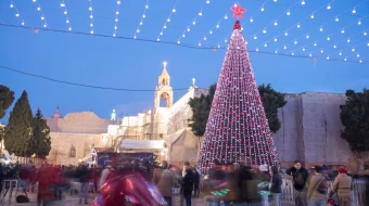 La gente se reúne en la plaza del Pesebre, con un gigantesco árbol de Navidad, para celebrar la Nochebuena de 2017.