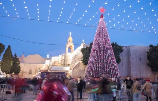 La gente se reúne en la plaza del Pesebre, con un gigantesco árbol de Navidad, para celebrar la Nochebuena de 2017. Crédito: Gary Yim / Shutterstock.