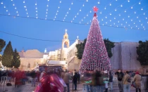 La gente se reúne en la plaza del Pesebre, con un gigantesco árbol de Navidad, para celebrar la Nochebuena de 2017.