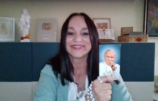 Belén Perales a punto de rezar el "Rosario a las 11". Crédito: Cortesía de Belén Perales