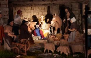 En Notre Dame de París, se diseñó y montó un belén provenzal especialmente para la catedral, que reúne a más de cincuenta santones. Crédito: Catedral de Notre Dame