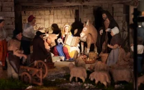 En Notre Dame de París, se diseñó y montó un belén provenzal especialmente para la catedral, que reúne a más de cincuenta santones.