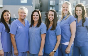 Profesionales de la salud en la clínica provida Bella Health and Wellness, con sede en Colorado. Crédito: Bella Health and Wellness,