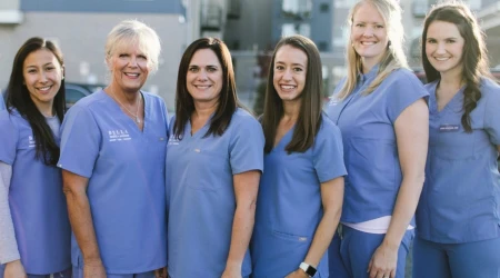 Profesionales de la salud en la clínica provida Bella Health and Wellness