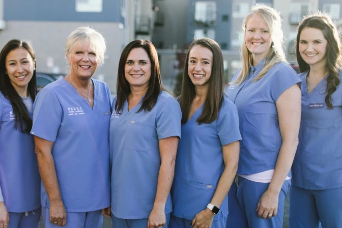 Profesionales de la salud en la clínica provida Bella Health and Wellness