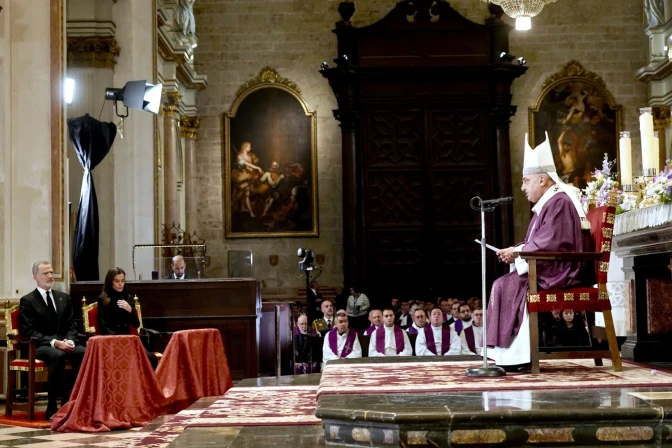 Los Reyes de España asisten al funeral por las víctimas de la DANA en la Catedral de Valencia.