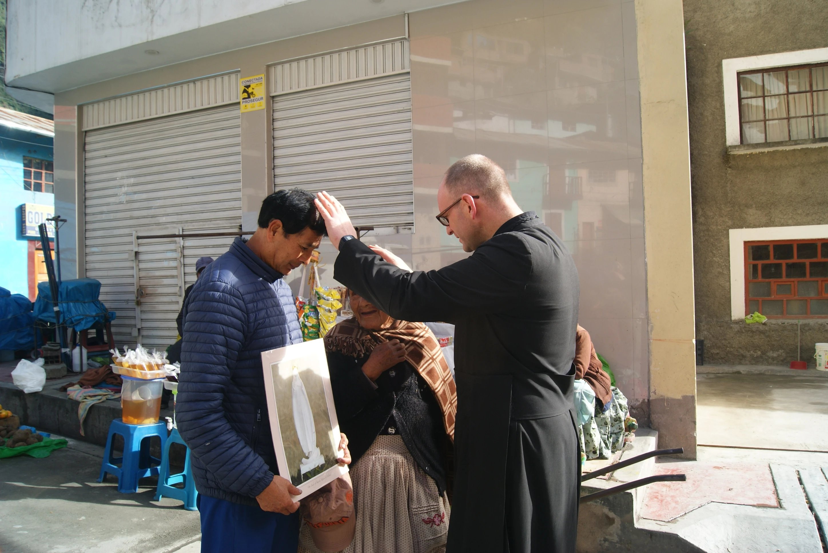 P. David O'Connor bendiciendo a pobladores de Puno, Perú.?w=200&h=150