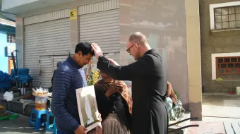 P. David O'Connor bendiciendo a pobladores de Puno, Perú.