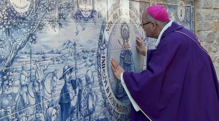 Mons. Francisco Cerro Chaves ante el mural cerámico de la Virgen de Guadalupe
