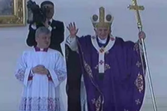Benedicto XVI al pie de Cristo Rey aboga por corazones nuevos para América latina