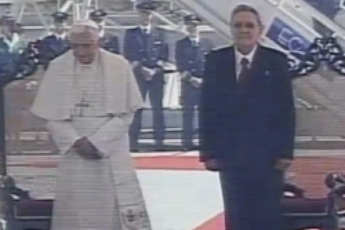 Al llegar a Cuba Benedicto XVI pide un mayor espacio público para la Iglesia 