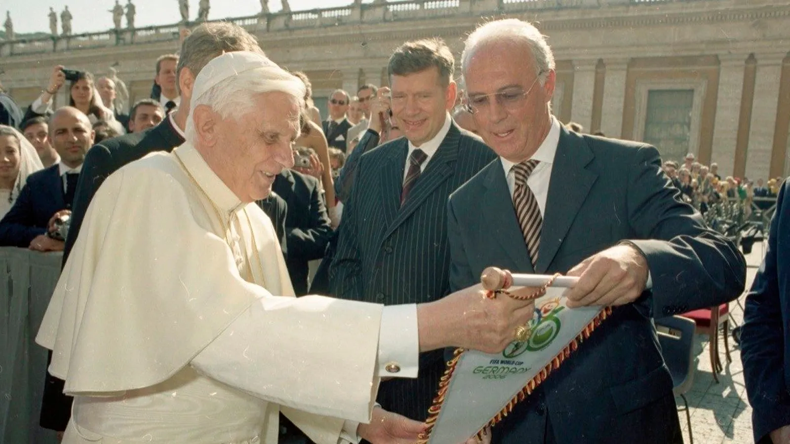 Aquel día, Beckenbauer estrechó la mano de Benedicto XVI y le regaló un banderín del Mundial.?w=200&h=150