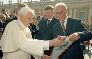 Aquel día, Beckenbauer estrechó la mano de Benedicto XVI y le regaló un banderín del Mundial. Crédito: Vatican Media.