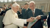 Aquel día, Beckenbauer estrechó la mano de Benedicto XVI y le regaló un banderín del Mundial.
