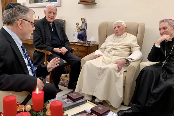 Benedicto XVI recibe a ganadores del premio Ratzinger 2022